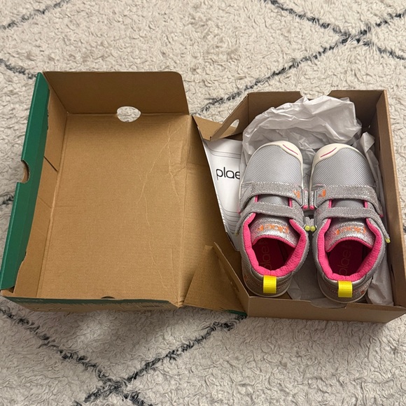 New in box - PLAE Max kids boot -  metallic silver - kids size 10 - Picture 7 of 7